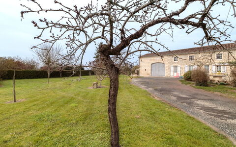 Gîte la Truffière Saintongeaise: L'Eau, Bâtiment, Nuage, Plante, Jour, Propriété, Piscine, Ciel, Fenêtre, Bleu Azur