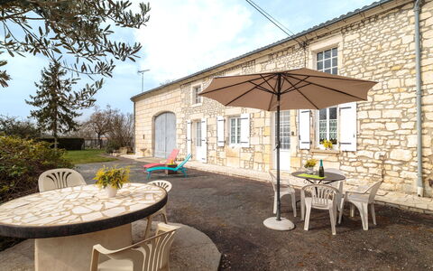 Gîte la Truffière Saintongeaise: L'Eau, Bâtiment, Nuage, Plante, Jour, Propriété, Piscine, Ciel, Fenêtre, Bleu Azur