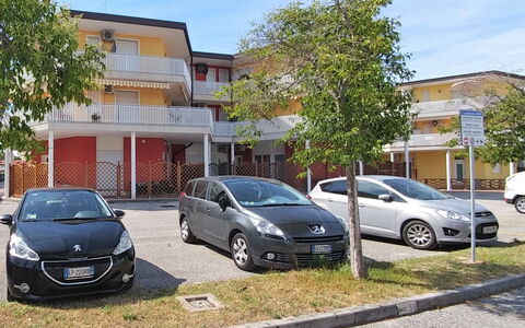 Miriam: L'Eau, Bâtiment, Nuage, Plante, Jour, Propriété, Piscine, Ciel, Fenêtre, Bleu Azur