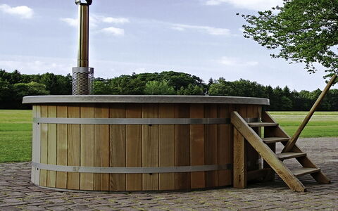 Familieboerderij: L'Eau, Bâtiment, Nuage, Plante, Jour, Propriété, Piscine, Ciel, Fenêtre, Bleu Azur