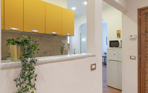 Vintage Apartment in Florence: Cabinetry, Propriété, Plante, Design Intérieur, Bâtiment, Sol, Sol, Bois, Tiroir