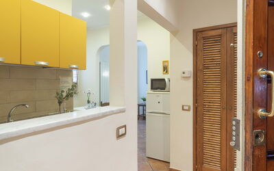 Vintage Apartment in Florence: Cabinetry, Bâtiment, Robinet, Évier, Comptoir, Porte, Design Intérieur, Maison, Bois