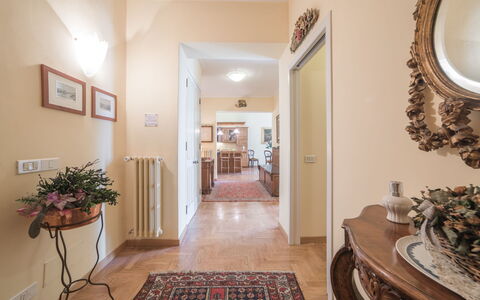 Duomo Suite: Cadre, Propriété, Miroir, Plante, Bois, Design Intérieur, Porte, Éclairage, Sol, Sol