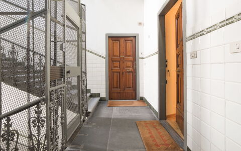 Duomo Suite: Porte, Bois, Bâtiment, Design Intérieur, Sol, Sol, Immobilier, Façade, Plafond