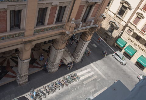 Duomo Suite: Fenêtre, Bâtiment, Design Urbain, Surface De La Route, Voiture, Façade, Point De Repère, Route, Ville, Véhicule