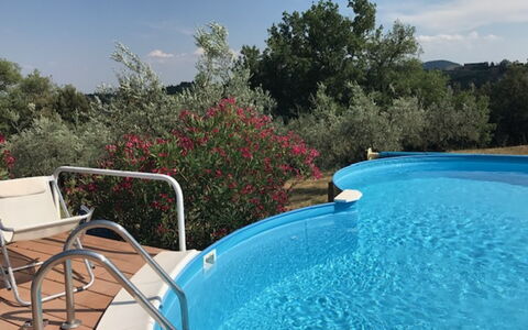Villa Nibbiano: L'Eau, Ciel, Plante, Propriété, Piscine, Bleu Azur, Nuage, Loisir, Mobilier De Jardin, Paysage Naturel