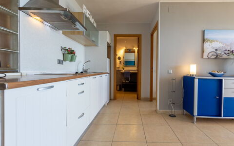Salou 708: Sol, Meubles, Cabinetry, Design Intérieur, Comptoir, Sol, Bois, Cuisine, Principaux Appliance, Plafond