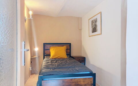 Mimosa: Lit, Meubles, Chambre, Mur, Bois, Drap De Lit, Sol, Sol, Literie, Design Intérieur