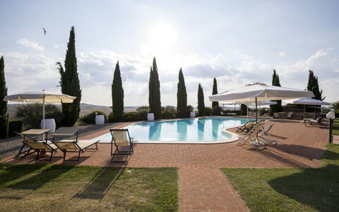 Villa Sulle Crete: Ciel, L'Eau, Nuage, Plante, Arbre, Piscine, Bâtiment, Mobilier De Jardin, Herbe, Loisir