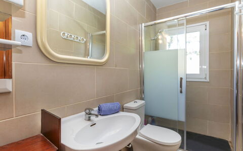Villa Pedro: Luminaire Plomberie, Sol, Évier, Salle De Bains, Lavabo, Design Intérieur, Sol, Toilette, Robinet, Siège De Toilette