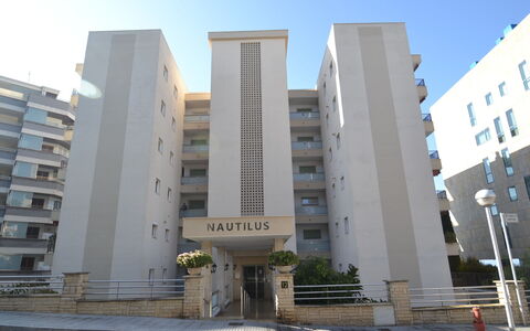 Nautilus: Bâtiment, Jour, Ciel, Plante, Arbre, Arecales, Clôture, Terrestre Des Plantes, Design Urbain, Suppression Des Plantes Ligneuses