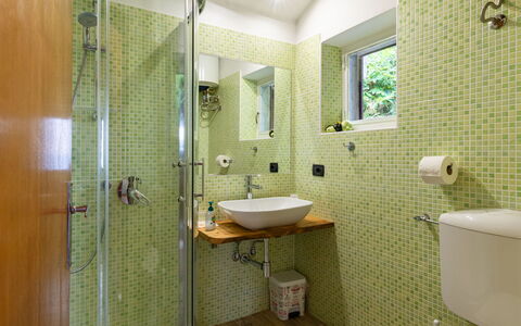 Munt del Nana: Miroir, Luminaire Plomberie, Propriété, Évier, Robinet, Lavabo, Salle De Bains, Violet, Design Intérieur, Sol