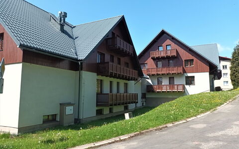 Rokytnice Nad Jizerou 556: Ciel, Bâtiment, Plante, Fenêtre, Maison, Lot Terre, Chalet, Herbe, Asphalte, Surface De La Route