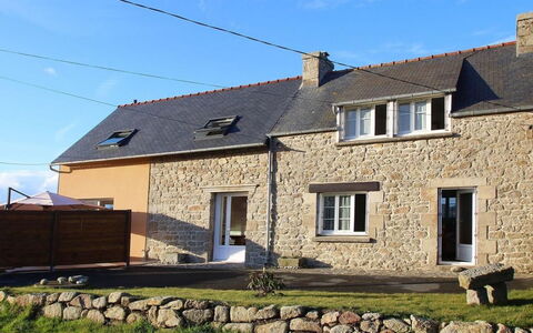 Ty Frouden: Table, Propriété, Meubles, Plante, Vaisselle, Arbre, Ombre, Chaise, Bâtiment, Mobilier De Jardin