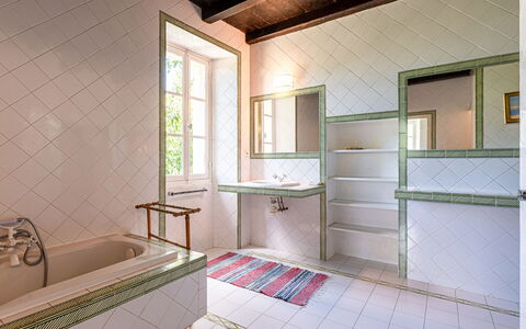 Maison Penta: Fenêtre, Baignoire, Luminaire Plomberie, Design Intérieur, Bâtiment, Salle De Bains, Sol, Sol