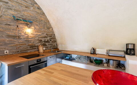 Maison Penta: Propriété, Table, Bois, Comptoir, Sol, Design Intérieur, Architecture, Sol, Tache De Bois, Cabinetry