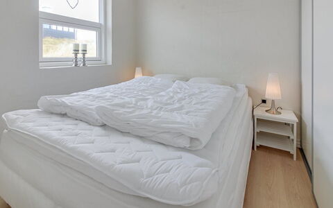 Ristana - 100M from the Sea: Chambre, Lit, Literie, Drap De Lit, Linge, Sol, Design Intérieur, Cadre De Lit, Pièce, Plafond