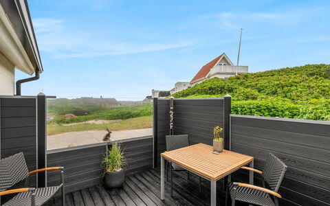 Ristana - 100M from the Sea: Bois, Dur, Balcon, Mobilier De Jardin, Plate-Forme, Tache De Bois, Planche, Ombre, Chaise, Parquet