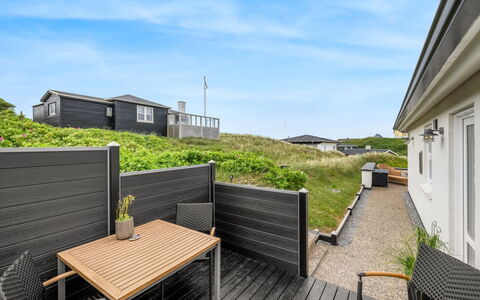 Ristana - 100M from the Sea: Bois, Domicile, Plate-Forme, Dur, Planche, Siding, Balcon, Tache De Bois, Conception, Ombre