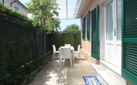 Villa Paola: Plante, Bâtiment, Ombre, Sol, Sol, Maison, Zone Résidentielle, Herbe, Fenêtre, Chaise