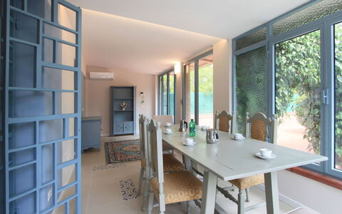 Villa Paola: Table, Meubles, Propriété, Fenêtre, Chaise, Bois, Bâtiment, Design Intérieur, Plante
