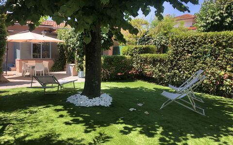 Villa Paola: Plante, Arbre, Mobilier De Jardin, Herbe, Lot Terre, Chaise, Loisir, Ombre, Paysage, Couverture De Sol