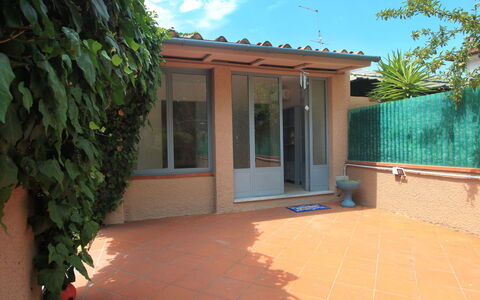 Villa Paola: Propriété, Plante, Bâtiment, Bleu Azur, Fenêtre, Ombre, Bois, Mur, Quartier, Surface De La Route