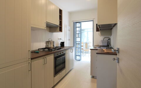 Villa Paola: Cabinetry, Propriété, Comptoir, Cuisinière, Appareil De Cuisine, Évier, Bois, Evier, Électroménager, Cuisine