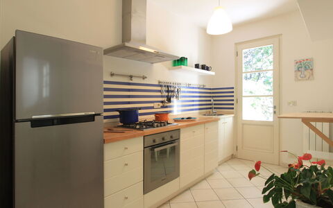 Villa Glicine: Cabinetry, Propriété, Comptoir, Cuisinière, Appareil De Cuisine, Fleur, Plante, Cuisine, Bâtiment, Bois