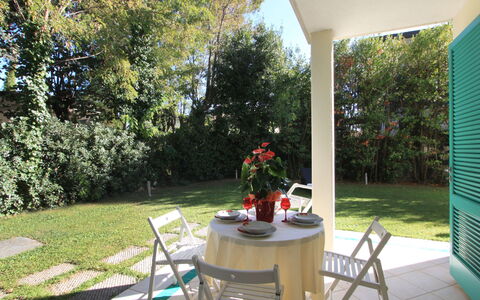 Villa Glicine: Plante, Meubles, Table, Chaise, Fleur, Arbre, Ombre, Mobilier De Jardin, Bâtiment, Tableau De Plein Air
