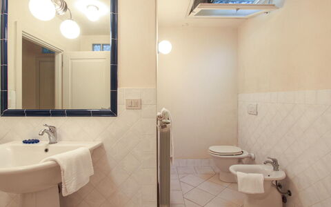Villa Glicine: Miroir, Évier, Luminaire Plomberie, Propriété, Robinet, Lavabo, Blanc, Salle De Bains, Bleu, Design Intérieur