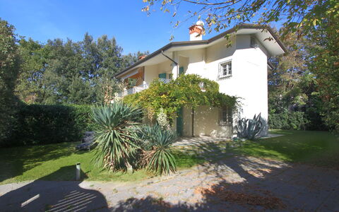Villa Glicine: Ciel, Plante, Propriété, Bâtiment, Fenêtre, Arbre, Maison, Architecture, Lot Terre, Herbe