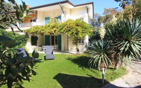 Villa Glicine: Plante, Ciel, Bâtiment, Fenêtre, Arbre, Lot Terre, Maison, Végétation, Herbe, Arecales