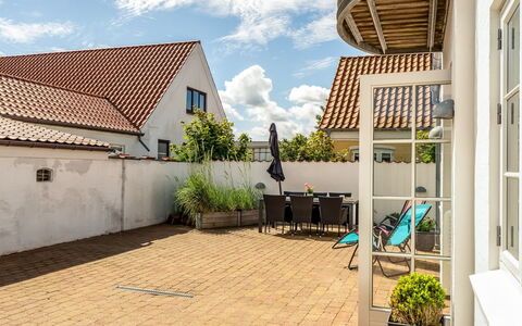 Springimile - 300M from the Sea: Domicile, Toit, Mobilier De Jardin, Biens, Ombre, Balcon, Villa, Chaise, Cour, Cour