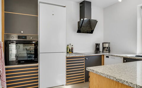 Springimile - 300M from the Sea: Appareil De Cuisine, Cuisine, Principaux Appliance, Sol, Comptoir, Électroménager, Design Intérieur, Bois, Cabinetry, Meubles