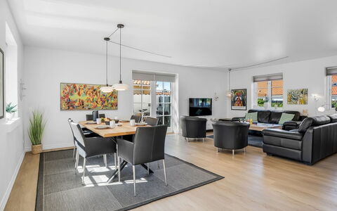 Springimile - 300M from the Sea: Meubles, Design Intérieur, Sol, Canapé, Sol, Plafond, Chaise, Salon, Table, Bois