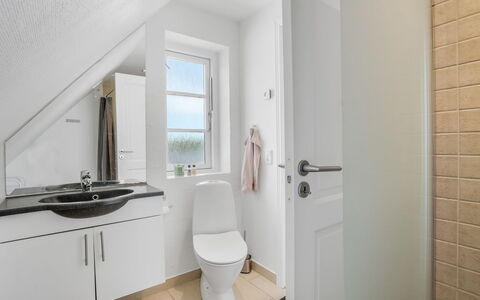 Springimile - 300M from the Sea: Luminaire Plomberie, Sol, Salle De Bains, Mur, Sol, Design Intérieur, Bois, Évier, Toilette, Robinet