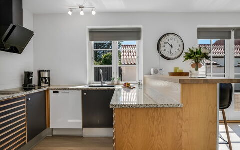 Springimile - 300M from the Sea: Meubles, Comptoir, Cuisine, Cabinetry, Design Intérieur, Sol, Appareil De Cuisine, Bois, Principaux Appliance, Électroménager