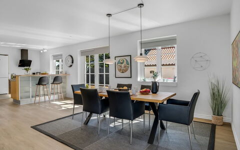 Springimile - 300M from the Sea: Meubles, Design Intérieur, Sol, Chaise, Sol, Bois, Plafond, Table Cuisine Et Salle A Manger, Table, Salle À Manger