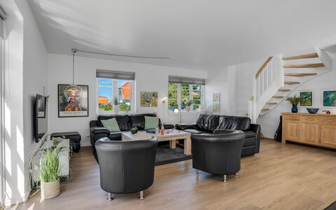 Springimile - 300M from the Sea: Meubles, Design Intérieur, Sol, Canapé, Sol, Bois, Plafond, Parquet, Salon, Pièce