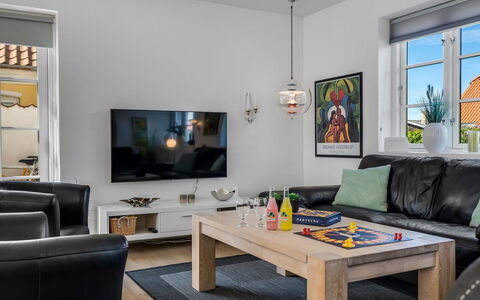 Springimile - 300M from the Sea: Meubles, Design Intérieur, Canapé, Sol, Salon, Plafond, Pièce, Cadre, Sol, Télévision