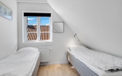 Springimile - 300M from the Sea: Bois, Chambre, Lit, Sol, Literie, Cadre De Lit, Drap De Lit, Appartement, Linge