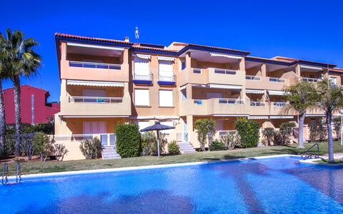Jardine de Bolonia Plus: Plante, L'Eau, Bâtiment, Propriété, Ciel, Bleu, Bleu Azur, Piscine, Arbre, Loisir