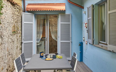 La Tana del Pescatore: Table, Bâtiment, Bleu, Fenêtre, Bois, Orange, Porte, Design Intérieur, Chaise