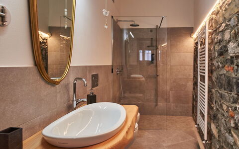 La Tana del Pescatore: Marron, Miroir, Robinet, Luminaire Plomberie, Propriété, Évier, Bâtiment, Salle De Bains, Baignoire, Lavabo