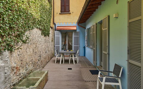 La Tana del Pescatore: Meubles, Bâtiment, Fenêtre, Plante, Bois, Chaise, Sol, Sol, Ombre, Surface De La Route