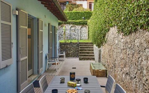 La Tana del Pescatore: Bâtiment, Propriété, Fenêtre, Plante, Design Urbain, Herbe, Condominium, Sol, Immobilier, Escaliers