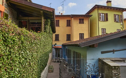 La Tana del Pescatore: Plante, Bâtiment, Propriété, Ciel, Fenêtre, Maison, Quartier, Arbre, Zone Résidentielle