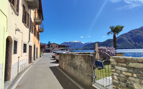 La Tana del Pescatore: Ciel, L'Eau, Bâtiment, Nuage, Fenêtre, Bleu Azur, Montagne, Plante, Bois, Maison