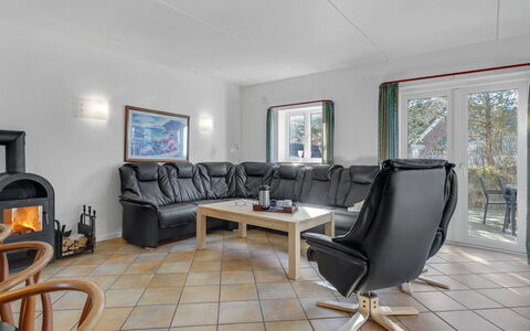 Oneida - 800M from the Sea: Meubles, Design Intérieur, Sol, Plafond, Sol, Canapé, Salon, Pièce, Domicile